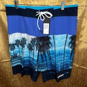 Men shorts new Oakley size 32